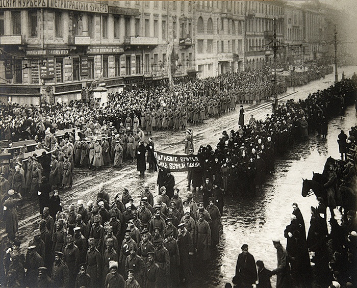 Po abdykacji Mikołaja II w Piotrogordzie zorganizowano uroczysty pochówek poległych w czasie walk po stronie rewolucji