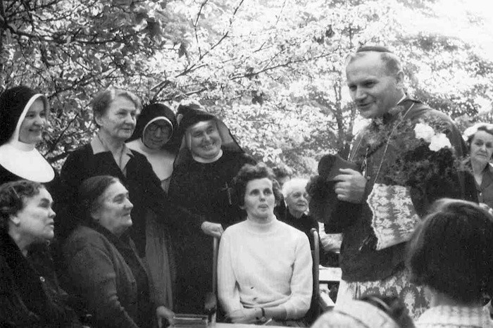 Kardynał Karol Wojtyła i Hanna Chrzanowska wśród chorych podczas rekolekcji w Trzebini