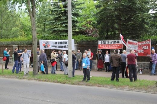 Manifestacja przed willą Lecha Wałęsy