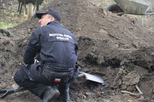 Prace ekshumacyjne na cmentarzu garnizonowym