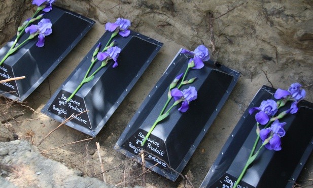 Mogiła z czterema trumienkami ze szczątkami żołnierzy poległych w Szybowicach k. Prudnika