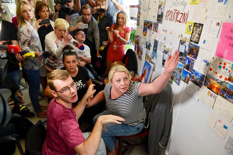Znalezione obrazy dla zapytania zawieszenie protestu